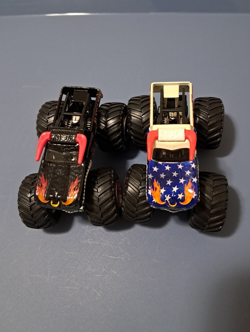 Hot Wheels Monster Jam "El Toro Loco" Star stripes Monster Truck Set Loose. - Picture 3 of 8